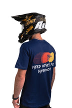 Geld brauchen blauen Hemd